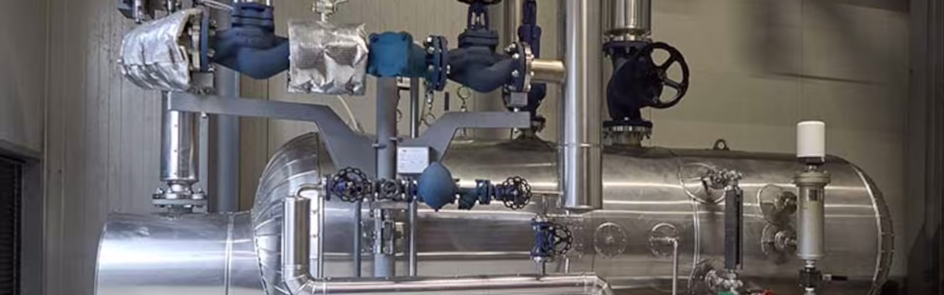 Impianto vapore industriale con rete tubazioni e valvole ad alta pressione